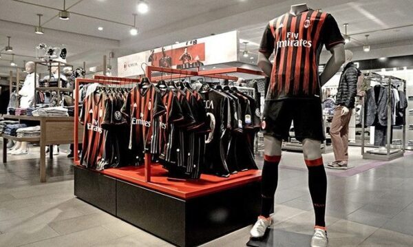Adidas желает закончить сотрудничество с «Миланом»