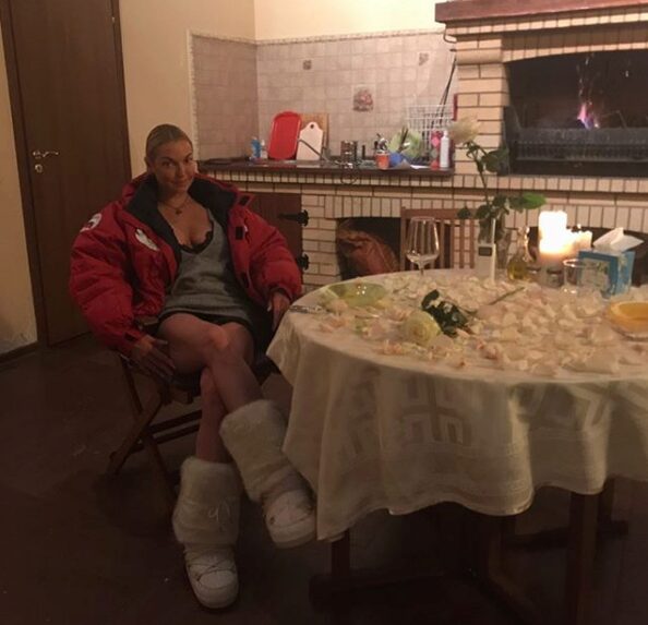Анастасия Волочкова удивила подписчиков романтичным фото с лепестками белых роз