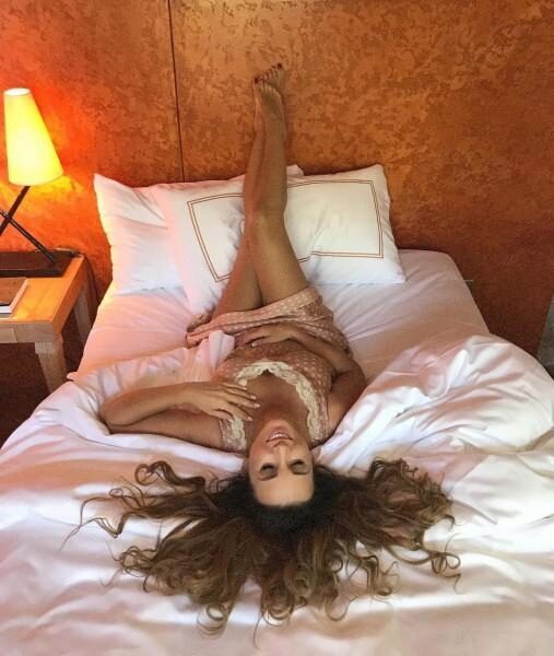 Анфиса Чехова удивила поклонников “постельным” фото и рассказом о сне с участием Виктории Бони