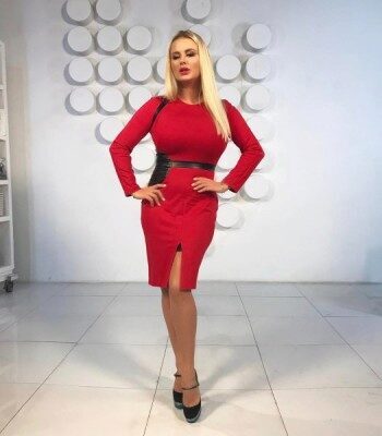 Анна Семенович соблазняла фанатов красным платьем