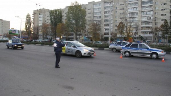 Часть дороги в Липецке перекрыли для проверки автолюбителей