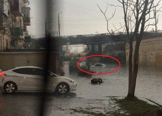 Это Россия: легковушка по окна утонула в гигантской луже на городской улице (ФОТО)