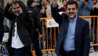 Испанский суд отправил под арест двух лидеров Каталонии