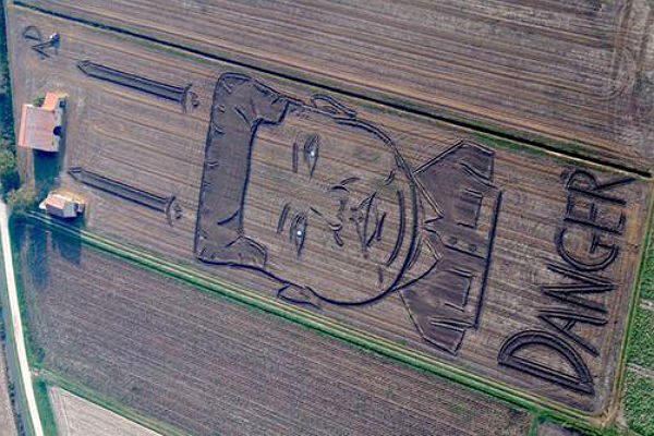 Итальянский художник создал на поле 200-метровый портрет Ким Чен Ына