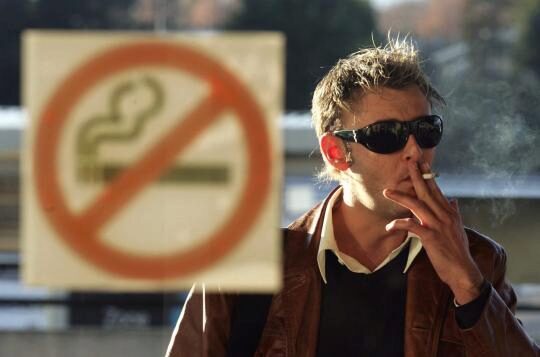Курильщикам запретят смолить даже на улице