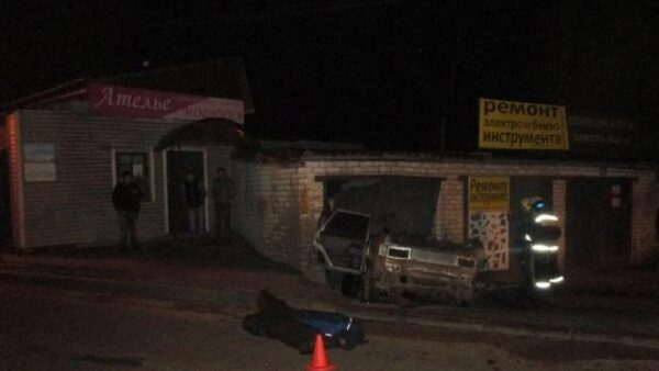 Легковушка протаранила гараж в Нижнем Новгороде: 2 человека погибли