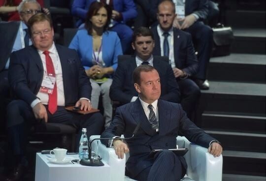 Медведев призвал правительства всего мира готовиться к приходу к власти ИИ