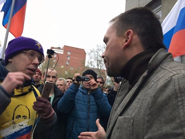 Митингующие за Навального пришли к отделу полиции №5 в Екатеринбурге