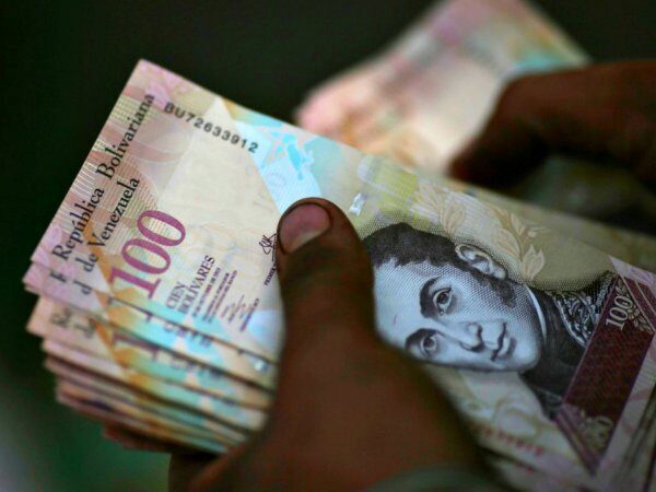 МВФ спрогнозировал Венесуэле падение ВВП и рост инфляции до 2300%