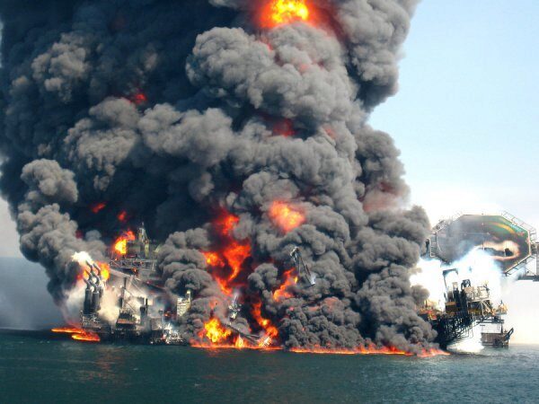 На американской нефтяной платформе произошёл взрыв
