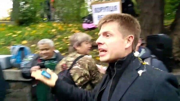 На митинге в Киеве депутата Рады забросали яйцами