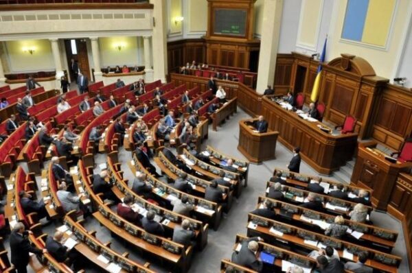 Народные избранники заблокировали трибуну парламента — Потасовка в Раде