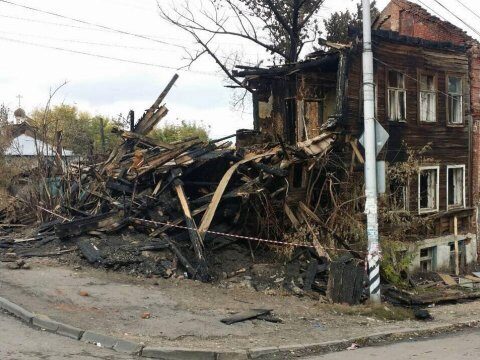 Обломки сгоревшего дома на Кузнечной начали разбирать