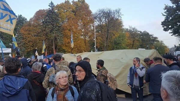 Палаточный городок разбили митингующие в центре столицы Украины