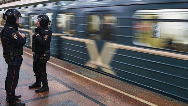 Под угрозой взрыва была временно закрыта станция метро "Комендантский проспект"