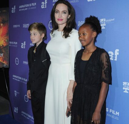 Похудевшая Анджелина Джоли появилась вместе с дочками на премьере мультфильма «Добытчик»