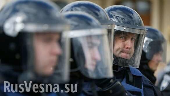 Полиция начала штурм суда, где находятся главарь ОУН и соратники (ФОТО, ВИДЕО)