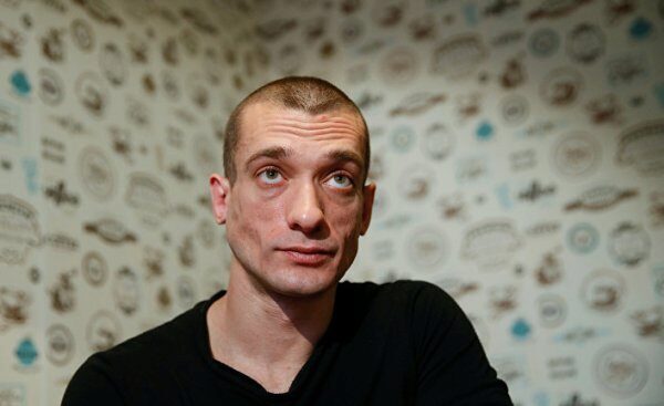 Полиция Парижа задержала художника Петра Павленского за поджог Банка Франции