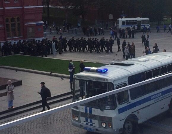 Полиция провела новые задержания на Манежной площади перед Кремлем