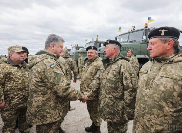 Порошенко и Полторак прибыли на Донбасс для совещания