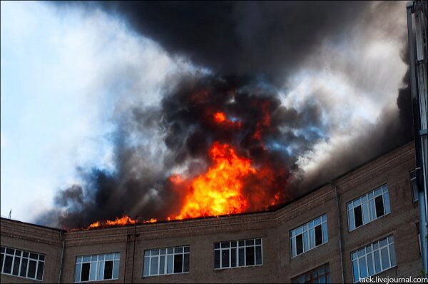 Пожар на крыше школы на севере Москвы ликвидирован