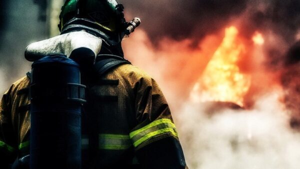 Пожарные нашли трех человек без сознания в горящем доме в Московском районе