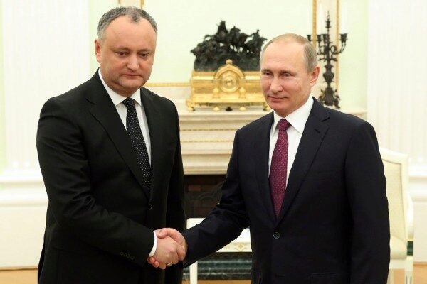 Путин поблагодарил Додона за стремление к развитию отношений с РФ