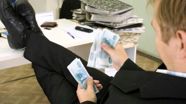 Путин подписал указ о снижении зарплаты высшим чиновникам