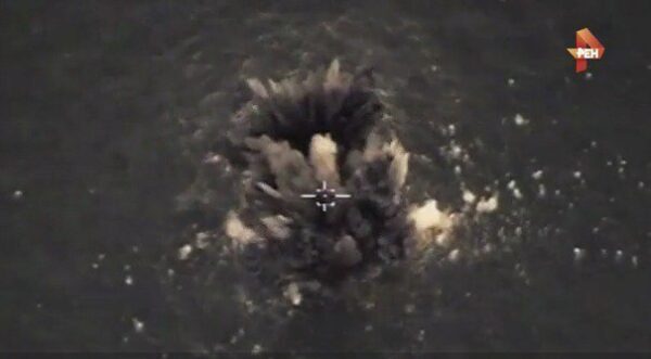 Размещено видео как истребитель Су-30СМ точным попаданием разнес корабль