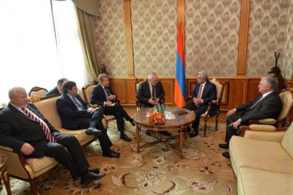 Саргсян обсудил с сопредседателями МГ ОБСЕ компанию встречи с Алиевым