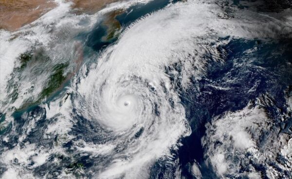 Супер-тайфун «Лан» усилился до 4 категории из 5