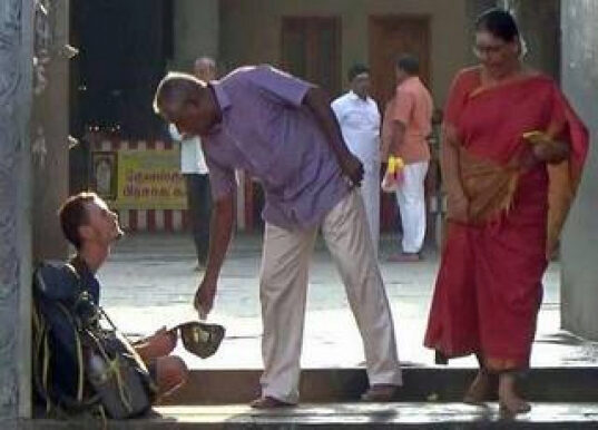 Турист из России вынужден был просить милостыню у храма в Индии, оставшись без денег
