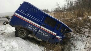 УАЗ «Почты России» попал в ДТП и оказался в кювете в Магадане