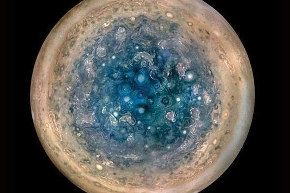 Ученые: Штормы на Юпитере обрушиваются глубоко в планету