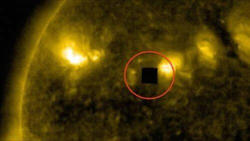 Уфологии заметили возле Солнца черный куб