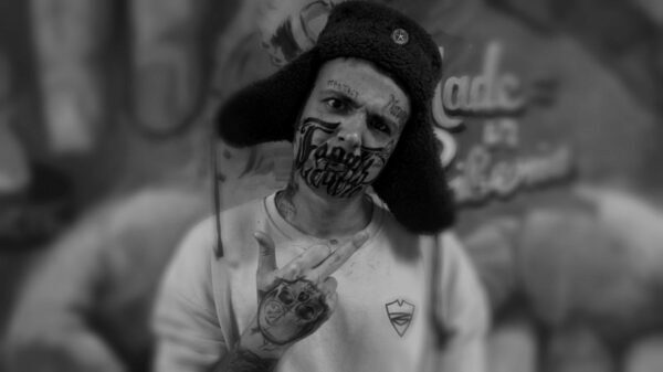 Управляющий красноярским тату-салоном выбил надпись «Терять нечего» на пол-лица