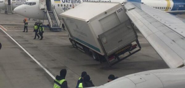 В аэропорту «Борисполь» Boeing столкнулся с грузовиком