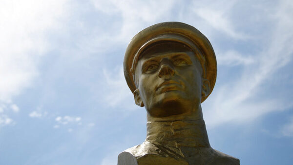 В Астане появился памятник Юрию Гагарину