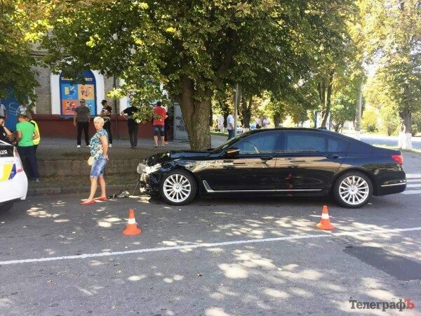 В центре Москвы после ДТП автомобиль оказался на тротуаре