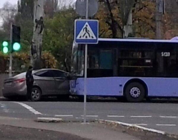 В Донецке легковое авто «в лоб» врезалось в пассажирский автобус