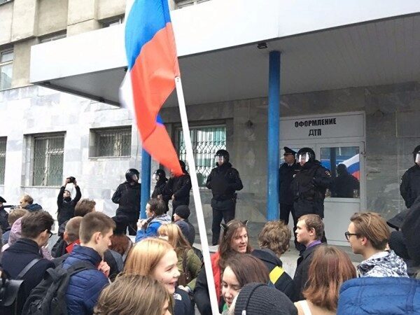 В Екатеринбурге митингующие в поддержку Навального пришли к отделу полиции