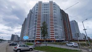 В Екатеринбурге молодой парень выпал из окна 18 этажа на глазах у друзей