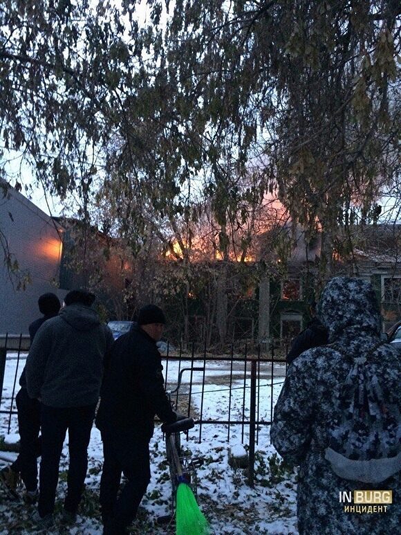 В Екатеринбурге у здания суда – крупный пожар. Столб дыма виден из других районов города