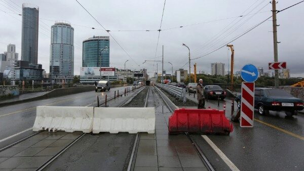В Екатеринбурге закрытие Макаровского моста привело к большим пробкам