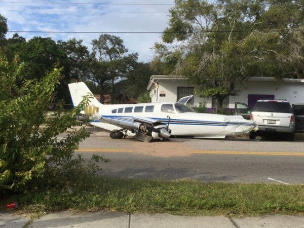 В Флориде самолёт совершил аварийную посадку прямо на дорогу