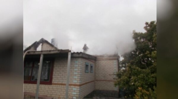 В Краснинском районе вспыхнула крыша дома