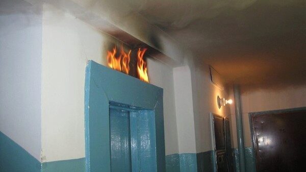 В многоэтажке Омска загорелся лифт