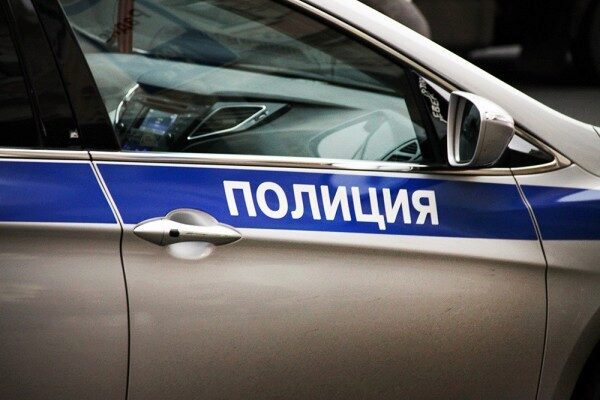 В Москве мужчина задержан за танец на крыше полицейского автомобиля