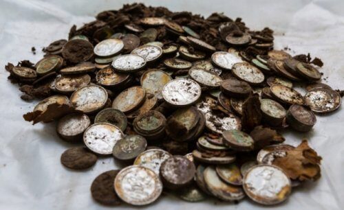 В Москве нашли клад с монетами времен Петра I