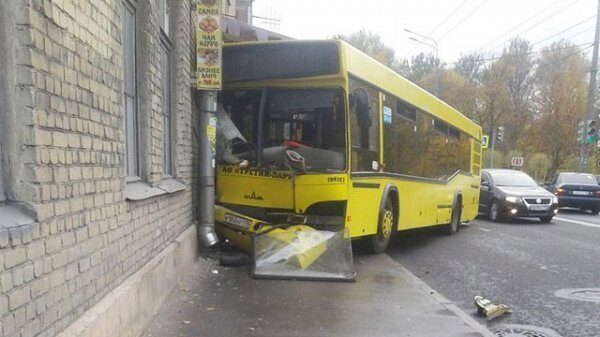 В Петербурге пассажирский автобус врезался в жилой дом